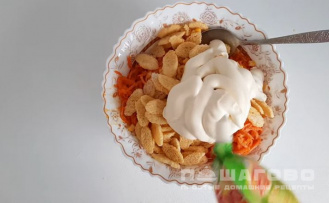 Фото приготовления рецепта: Салат с корейской морковью, курицей и сухариками - шаг 2