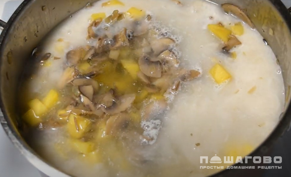 Фото приготовления рецепта: Суп-пюре с шампиньонами и картофелем - шаг 4