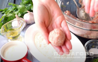 Фото приготовления рецепта: Тефтели с картошкой в сметанно-томатном соусе - шаг 5