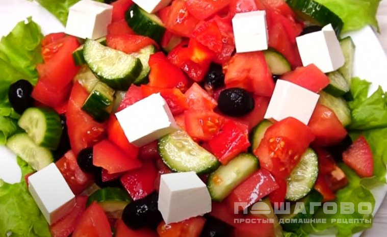 Греческий салат с моцареллой и маслинами
