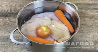 Фото приготовления рецепта: Заливное из курицы - шаг 1