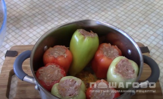 Фото приготовления рецепта: Перцы, фаршированные мясом и рисом - шаг 5