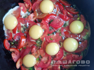 Фото приготовления рецепта: Яичница-глазунья с охотничьими колбасками и помидорами - шаг 3