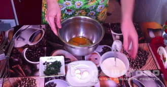 Фото приготовления рецепта: Заливной пирог с грибами - шаг 4