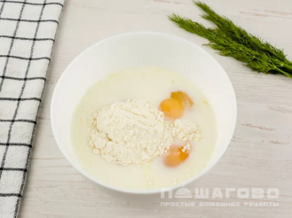 Фото приготовления рецепта: Омлет с сыром и помидорами черри - шаг 3