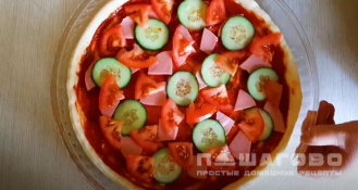 Фото приготовления рецепта: Пицца со свежим огурцом и колбасой - шаг 7