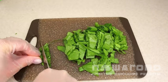 Фото приготовления рецепта: Зеленый борщ с щавелем и яйцом - шаг 10