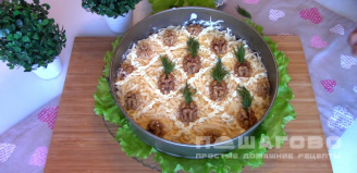 Фото приготовления рецепта: Новогодний салат с курицей, сыром и ананасами - шаг 8