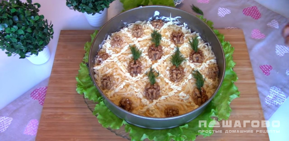 Фото приготовления рецепта: Новогодний салат с курицей, сыром и ананасами - шаг 8
