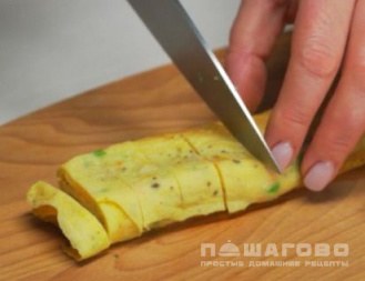 Фото приготовления рецепта: Японский омлет - шаг 7