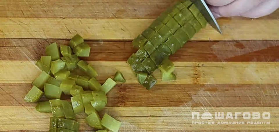 Фото приготовления рецепта: Огурцы с луком - шаг 2