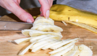 Фото приготовления рецепта: Салат из крыжовника и банана - шаг 1