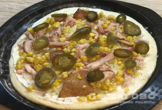 Фото приготовления рецепта: Пицца с кукурузой - шаг 7