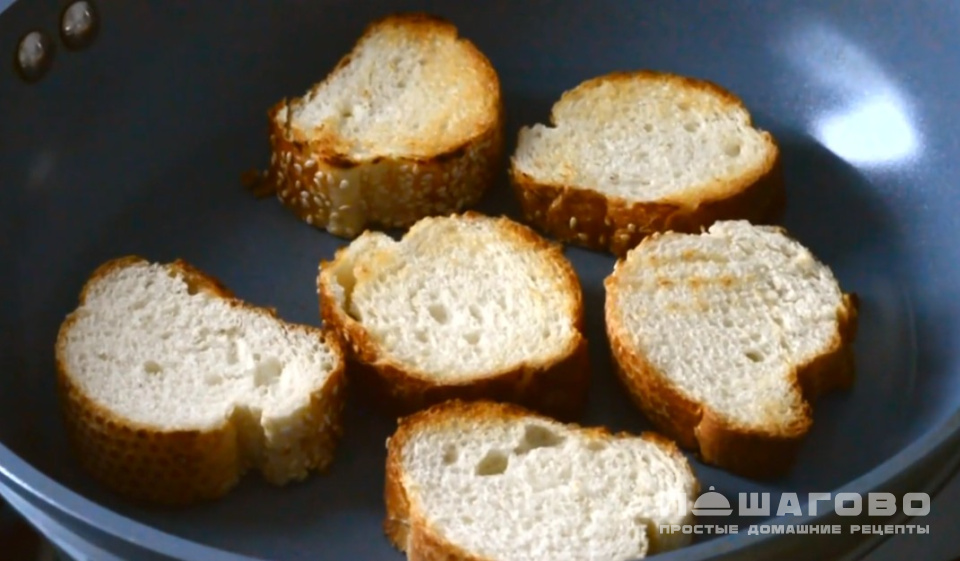 Фото приготовления рецепта: Вкусный бутерброд с багетом семгой и творожным сыром - шаг 2