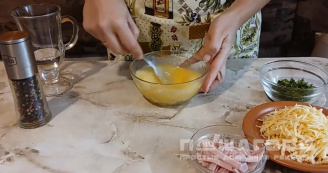 Фото приготовления рецепта: Омлет с ветчиной и сыром - шаг 3