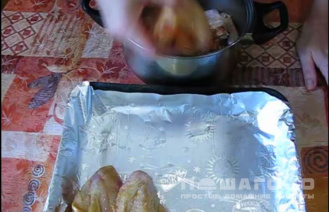 Фото приготовления рецепта: Куриные крылышки в медово-горчичном соусе, запеченные в духовке - шаг 4