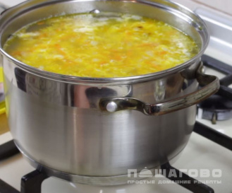 Фото приготовления рецепта: Куриный суп с яйцом - шаг 9