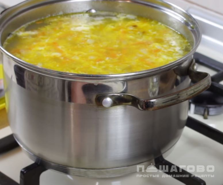 Фото приготовления рецепта: Куриный суп с яйцом - шаг 9