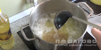 Фото приготовления рецепта: Суп с тушенкой, картошкой и вермишелью - шаг 4