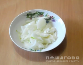 Фото приготовления рецепта: Салат с яблоками, морковью, яйцами и сыром - шаг 1