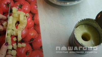 Фото приготовления рецепта: Салат из курицы с ананасами, грибами и сыром - шаг 2