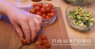 Фото приготовления рецепта: Легкий салат с креветками и авокадо - шаг 3