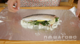 Фото приготовления рецепта: Запеченная в фольге рыба - шаг 3