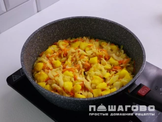 Фото приготовления рецепта: Рагу с сосисками и капустой - шаг 8