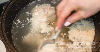 Фото приготовления рецепта: Гороховый суп с мясом и картофелем - шаг 3