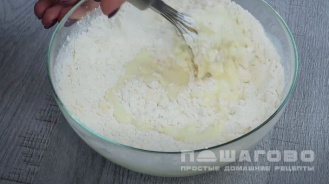 Фото приготовления рецепта: Заливной пирог с печенью и рисом - шаг 5