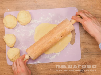 Фото приготовления рецепта: Вкусные сметанные лепешки на сковороде - шаг 4
