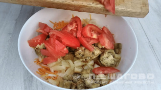 Фото приготовления рецепта: Салат из баклажанов, сладких перцев и помидоров - шаг 2