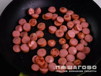 Фото приготовления рецепта: Рагу с сосисками и капустой - шаг 7