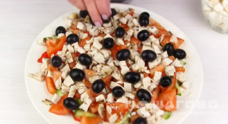 Фото приготовления рецепта: Греческий салат с курицей - шаг 9