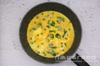 Фото приготовления рецепта: Омлет со шпинатом, сыром и горошком - шаг 4