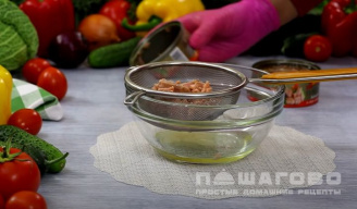 Фото приготовления рецепта: Салат «Мимоза» с легким майонезом - шаг 4