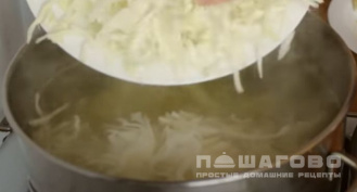 Фото приготовления рецепта: Вегетарианский суп с капустой - шаг 5