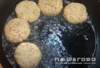 Фото приготовления рецепта: Котлеты из сосисок - шаг 5