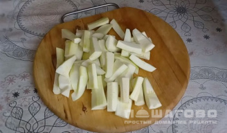 Фото приготовления рецепта: Маринованная закуска из кабачка, помидора и лука - шаг 1