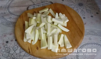 Фото приготовления рецепта: Маринованная закуска из кабачка, помидора и лука - шаг 1