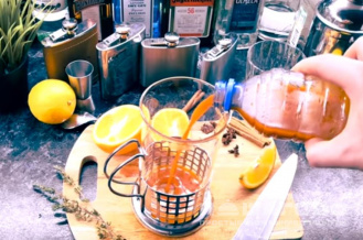 Фото приготовления рецепта: Облепиховый чай с медом - шаг 3