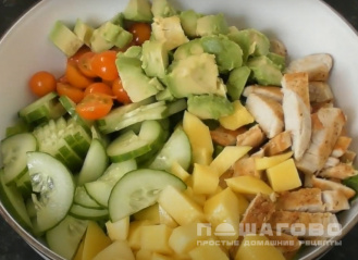 Фото приготовления рецепта: Салат из капусты, курицы, авокадо, манго и болгарского перца - шаг 2