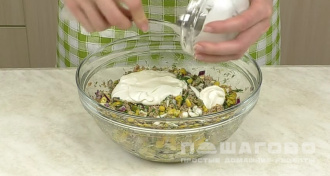 Фото приготовления рецепта: Салат из тунца с кукурузой - шаг 7