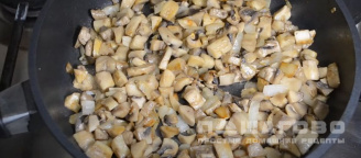 Фото приготовления рецепта: Жюльен с курицей, грибами и сметаной - шаг 6