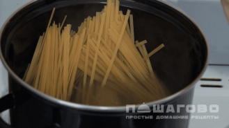 Фото приготовления рецепта: Спагетти с грибами в сливочном соусе - шаг 5