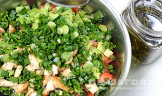 Фото приготовления рецепта: Свежий зеленый салат с курицей, овощами и сыром - шаг 7