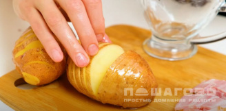 Фото приготовления рецепта: Картошка-гармошка с чесноком и укропом в духовке - шаг 5