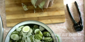 Фото приготовления рецепта: Сырой салат из огурцов на зиму - шаг 3