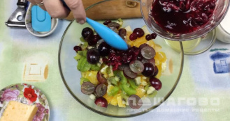 Фото приготовления рецепта: Фруктово-ягодный салат с сыром - шаг 2