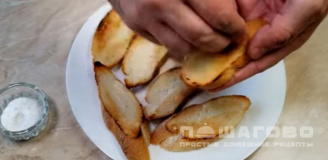 Фото приготовления рецепта: Бутерброды с намазкой из шпрот и сыра - шаг 2